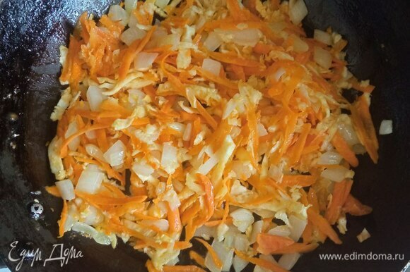 Курицу заливаем водой (1,5–2 л) и варить на малом огне около часа. После этого вынуть курицу из бульона и отделить мясо от костей. Мелко нарезаем лук. Корень петрушки и морковь натираем на крупной терке. Обжариваем, периодически помешивая, на разогретой сковороде на сливочном масле с капелькой растительного морковь, петрушку и половину лука минут 7–10.