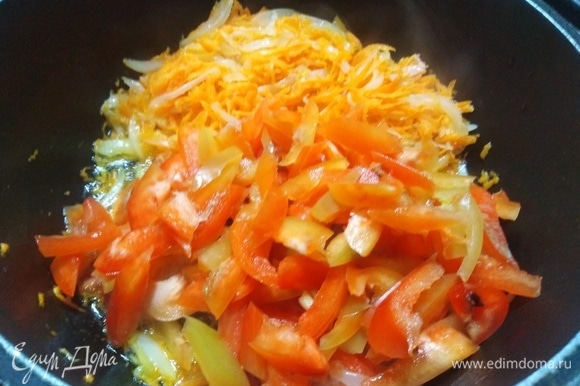Лук обжарить на растительном масле, добавить морковь и чеснок. Припустить. Нарезать перец и соединить с овощами. Жарить 10 минут.
