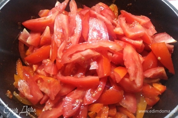 Затем — нарезанные помидоры. Жарить 25 минут под крышкой на умеренном огне.
