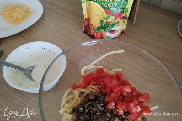 В миску выложить спагетти, грибы, нарезанный помидор.
