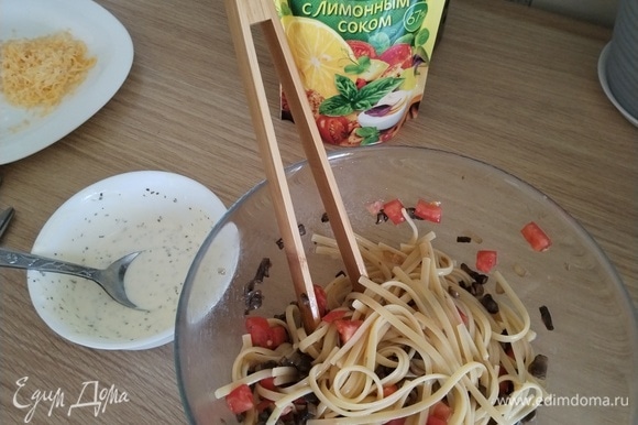 Все смешать. Совет: удобно смешивать спагетти с другими ингредиентами подобными щипцами.
