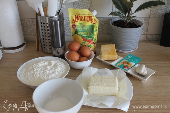 Подготавливаем указанные ингредиенты. Масло и яйца должны быть комнатной температуры. Муку заранее просеять, смешать с 1 ч. л. разрыхлителя для теста. Три яйца отварить (для начинки).