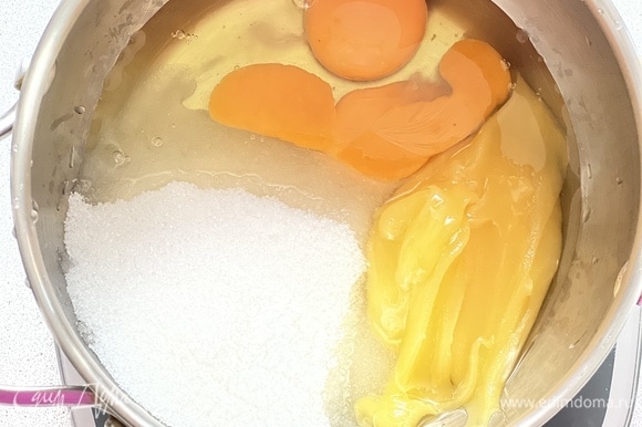 В сотейник поместить яйца, сахар, соль, мед. Смешать до однородности.