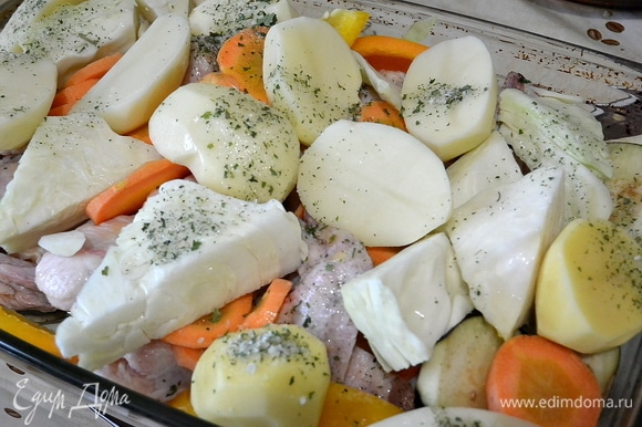 Нарезать все овощи на крупные кусочки. Противень смазать оливковым маслом. Сложить вниз куриные крылья, затем хаотично положить овощи.