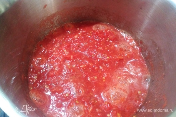 Прокрученные томаты довести до кипения, добавить растительное масло, соль, сахар. Кипятить 2–3 минуты.