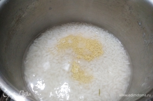 В кипящую воду всыпать промытый рис. Проварить на тихом огне под крышкой 10 минут. Добавить промытое пшено. Варить 5–7 минут.