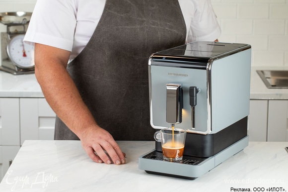 Приготовьте эспрессо с помощью кофемашины REDMOND RCM-1517.