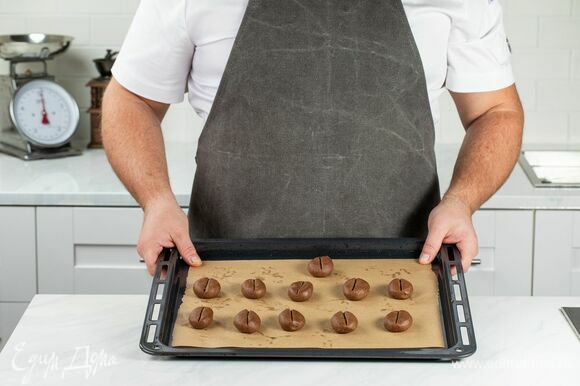 Разложите заготовки на противне. Разогрейте духовку до 165°C, выпекайте печенье 5–10 минут. Чем крупнее заготовки, тем больше понадобится времени.