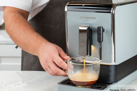 Приготовьте кофе с помощью кофемашины REDMOND RCM-1517.