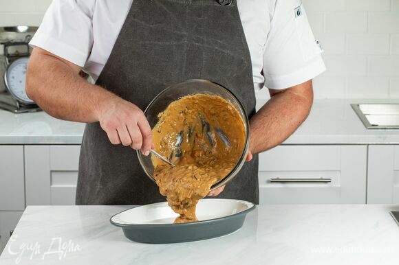 Вылейте тесто в форму и поставьте в заранее разогретую до 180°С духовку.