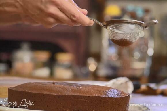 Выпекать в разогретой духовке 35–40 минут, готовый пирог остудить и посыпать оставшимся какао.