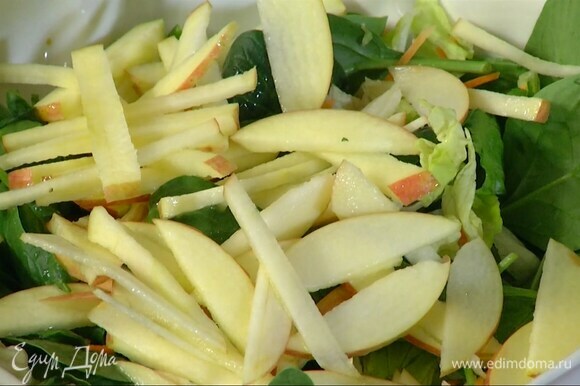 Шпинат и листья салата поместить в глубокую миску, сверху выложить нарезанное яблоко.