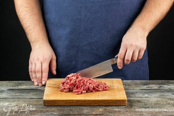 Нарежьте мясо тонкими полосками против волокон.