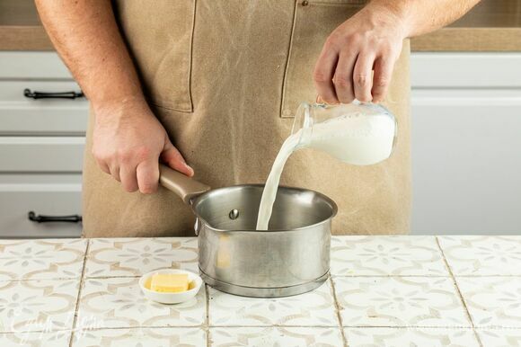 Влейте в сотейник молоко, добавьте сливочное масло. Дождитесь его растворения. Следите, чтобы молоко не кипело.