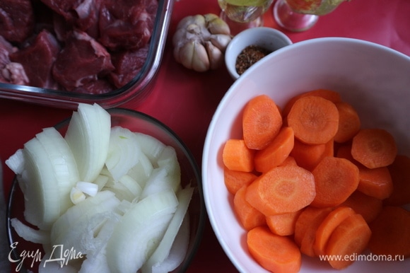 Морковь и лук нарезать, лук — полукольцами средней толщины, морковь — кружочками.
