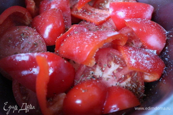 Затем слой болгарского перца и помидоры, часть специй и соли.