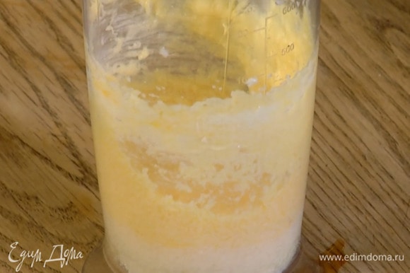 Сахар всыпать в стакан для взбивания, добавить предварительно размягченное сливочное масло и взбить все блендером с насадкой-венчиком, затем добавить яйцо и взбить до однородного состояния.