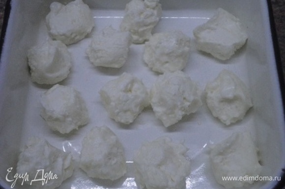 Для начинки смешиваем творожный сыр с сахарной пудрой. Формируем маленькие шарики весом около 15 г и отправляем их в морозилку.