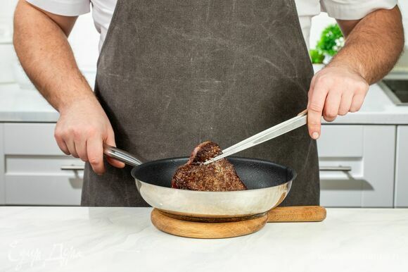 Обжарьте мясо на сковороде со всех сторон, затем отправьте в духовку на 15 минут при 180°С.