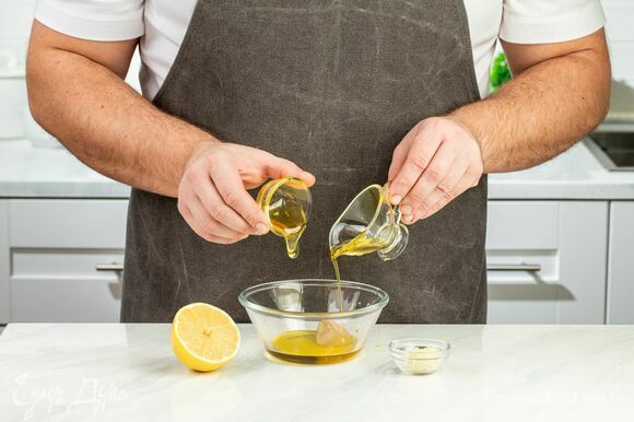 В небольшой миске соедините горчицу с 1 ст. л. оливкового масла, медом, лимонным соком и измельченным чесноком.