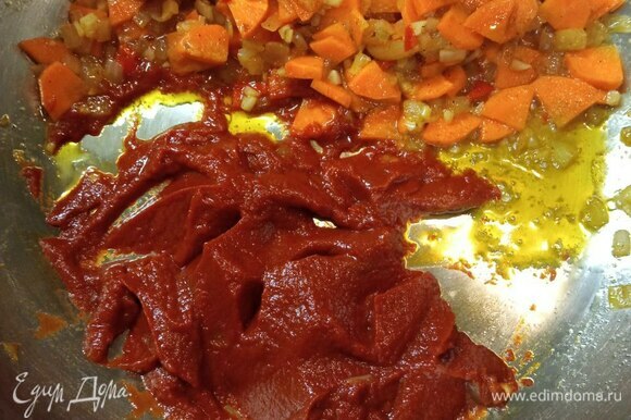 Отодвигаем овощи на край сковороды, выкладываем томатную пасту на свободное место. Добавляем сахар. Обжариваем, постоянно помешивая, 4 минуты. Лук с морковью тоже не забываем мешать. Соединяем все вместе. Можно добавить еще приправы. Смотрите на ваш вкус.