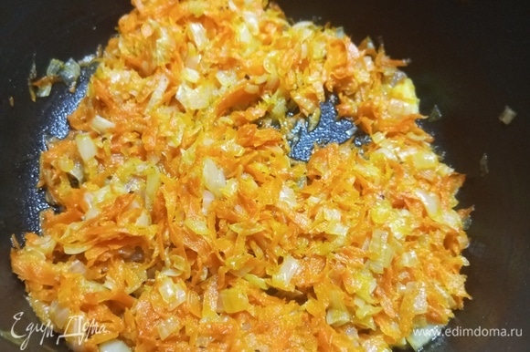 Пережарить лук с морковью, заправить солью и перцем.