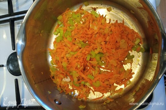 Мелко шинкуем репчатый лук, морковь трем на крупной терке, стебель сельдерея мелко режем. В кастрюле в 1 ст. л. растительного масла обжариваем лук пару минут, добавляем морковь и сельдерей. Обжариваем минуты 3–4.