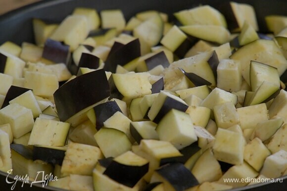 Баклажаны нарезать небольшими кубиками и поместить в форму для запекания, посолить, поперчить, полить оливковым маслом, сверху разложить веточки тимьяна.