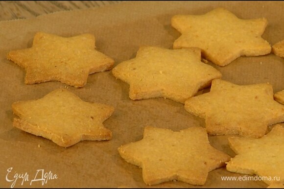 Выложить печенье на выстеленный бумагой для выпечки противень и выпекать в разогретой духовке 12–15 минут.