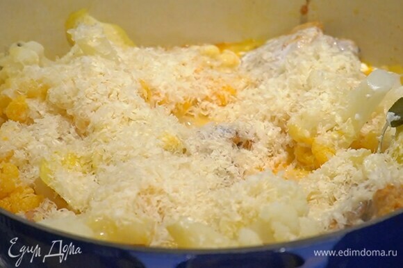 Курицу с капустой еще немного посолить, влить сливки и посыпать все сыром. Накрыть крышкой и дать сыру поплыть.