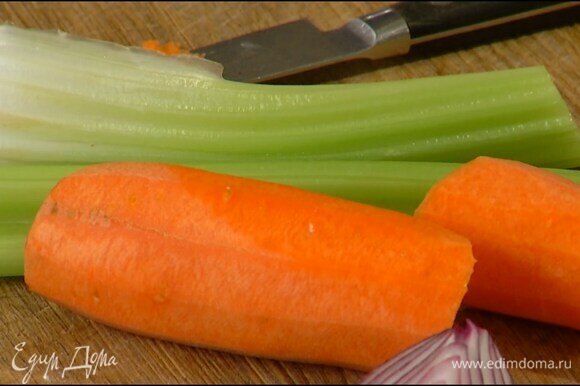 Стебель сельдерея, очищенные лук и морковь нарезать кубиками с помощью ножа или специальной насадки блендера.