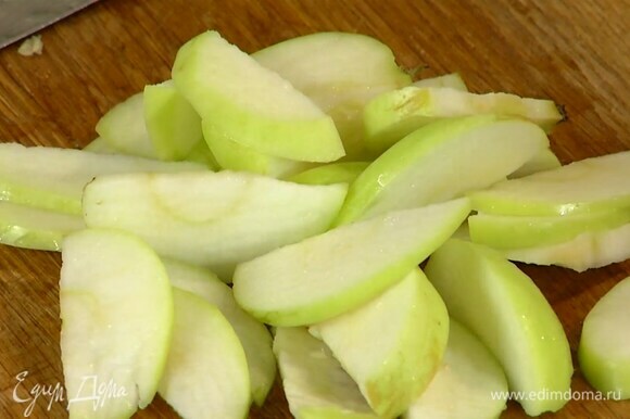 Яблоко нарезать тонкими ломтиками и полить выжатым из половинки лимона соком.
