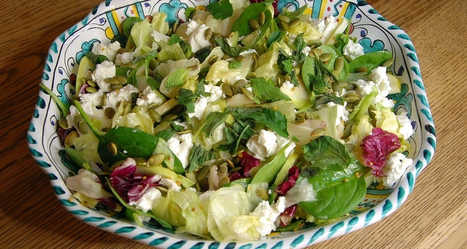 Зеленый салат с горохом, шпинатом и яблоками