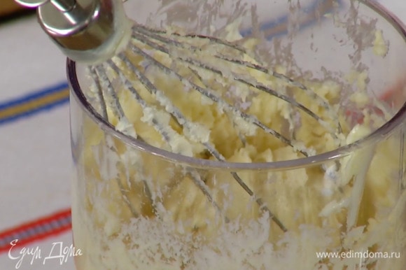 Предварительно размягченное сливочное масло и сахар поместить в чашу блендера и взбить насадкой-венчиком, затем добавить яйцо, сироп агавы и еще раз взбить.