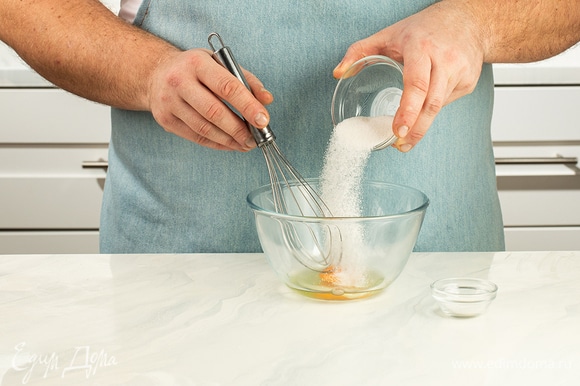 В чистой посуде слегка взбейте венчиком или миксером яйцо с сахаром, солью и молоком.