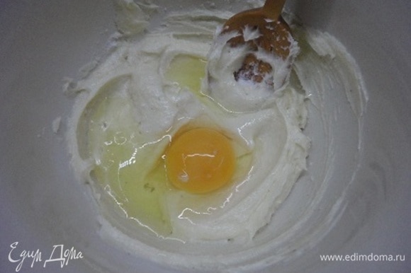 Мягкое сливочное масло с помощью ложки перетираем с сахарной пудрой и ванильным сахаром. Добавляем яйцо и тщательно перемешиваем.