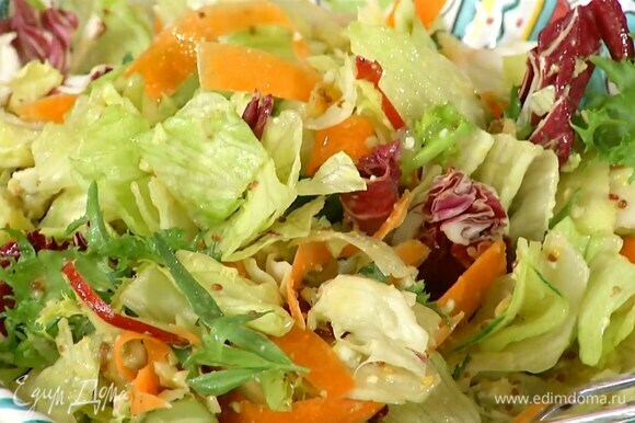 Смазать салат заправкой, посыпать порванными руками листьями тархуна и перемешать.