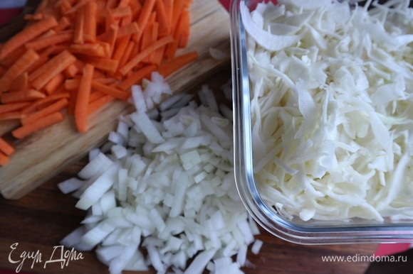 Нарезать капусту, мелко нарезать репчатый лук и морковь (хорошо, если добавить репу и корень петрушки).