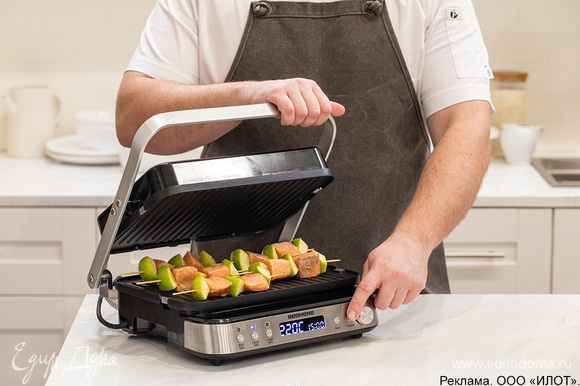 Обжарьте шашлычки на гриле REDMOND SteakMaster RGM-M819D до золотистой корочки в течение 5–7 минут. Не забудьте несколько раз повернуть шпажки, чтобы угощение пропеклось равномерно.