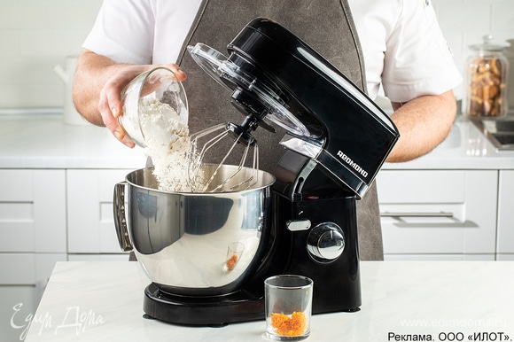 Постепенно добавляя в яичную смесь муку, замешайте тесто. Следом всыпьте апельсиновую цедру и аккуратно перемешайте ложкой.