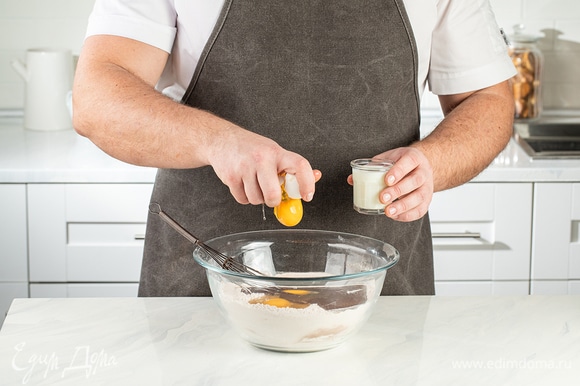Следом введите яйца и пахту, быстро перемешайте до однородного состояния. Смажьте формочки сливочным маслом и выложите в них шоколадное тесто. Накройте фольгой и отправьте запекаться на пару 40 минут.