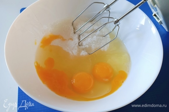 Отдельно взбить яйца с сахаром и ванилином.