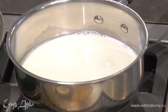 Молоко влить в кастрюлю, добавить 200 мл горячей кипяченой воды и прогреть на маленьком огне так, чтобы молоко стало горячим, но не кипело.