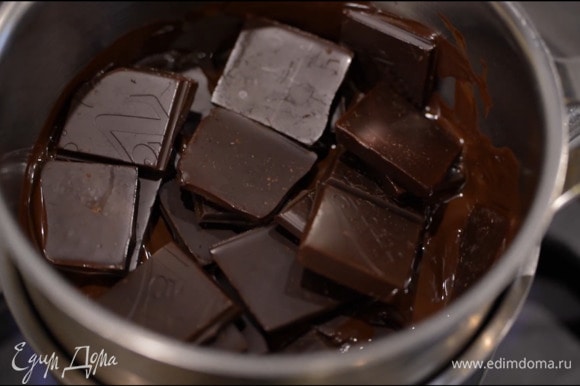 Приготовить крем: шоколад поломать небольшими кусочками и растопить на водяной бане, затем слегка остудить.