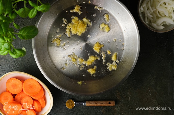 В сковороде разогрейте растительное масло, обжарьте на нем чеснок и имбирь до появления аромата.