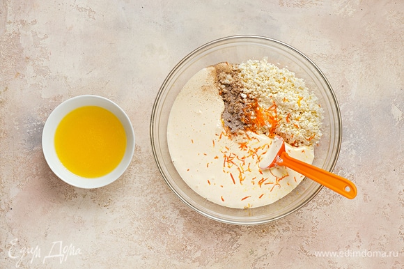 Добавьте к яичной смеси творог, сливочное масло, ванильный сахар и цедру апельсина. Перемешайте до однородности.