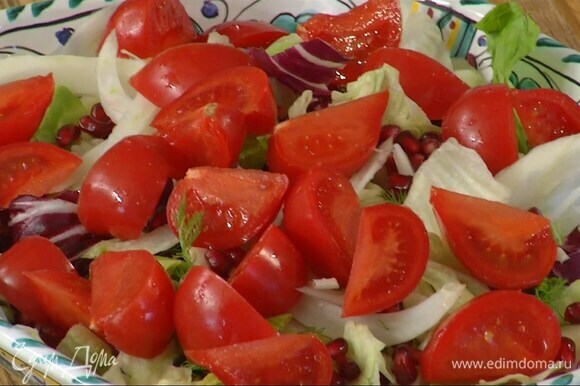 В глубокую миску выложить салатные листья, фенхель с зеленью, зерна граната и помидоры, все перемешать.
