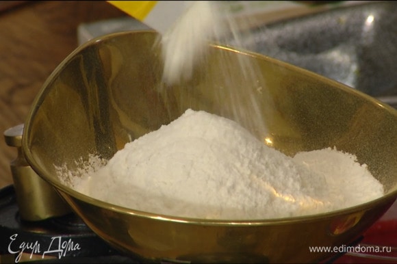 Муку и 150 г сахара перемешать с разрыхлителем и солью.