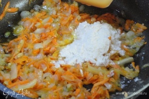 Лук, морковь, корень петрушки нарезать мелкой соломкой и пассеровать в жире 5–7 минут, добавить муку и обжарить до коричневого цвета.