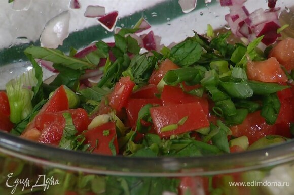 В миску с луком в уксусе выложить нарезанные помидоры, зелень, чили, сладкий перец и оливки.